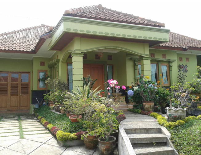 rumah desa dengan taman bunga